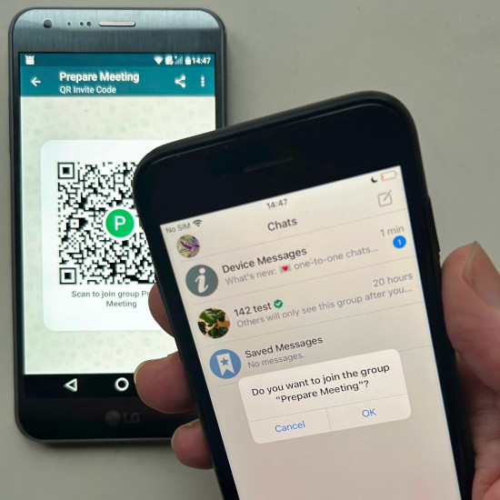 Користувач iOS сканує QR-код на чужому телефоні.
